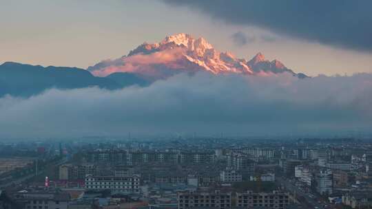 丽江古城玉龙雪山同框航拍