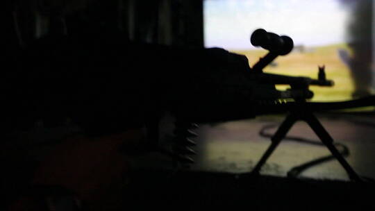士兵在战争模拟剧场中练习射击
