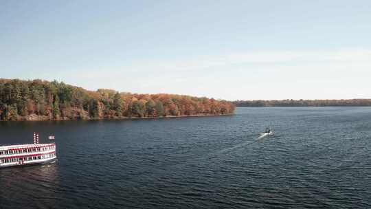 密歇根州Au Sable河上的河船，侧面有无人机视频。视频素材模板下载