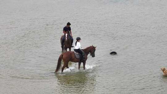 航拍威海金海路沙滩大海中的骑马人