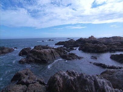 海浪湍急拍打礁石岩石的海湾 摇