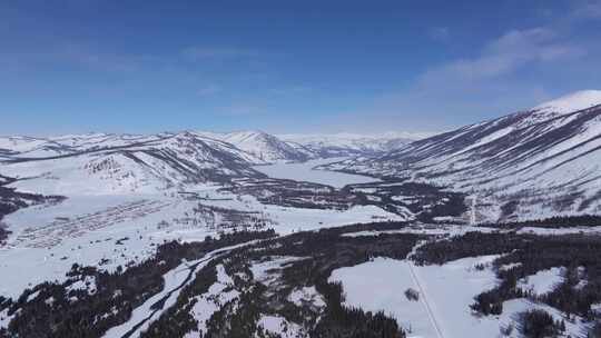 航拍新疆冬季喀纳斯河流晨雾雪山森林雪景