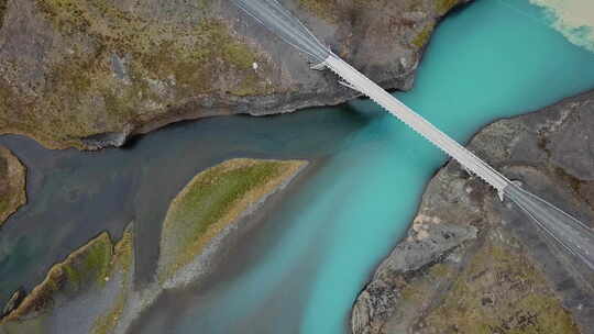 伊塞尔高地水蓝色冰川水入桥下浑河河口鸟瞰
