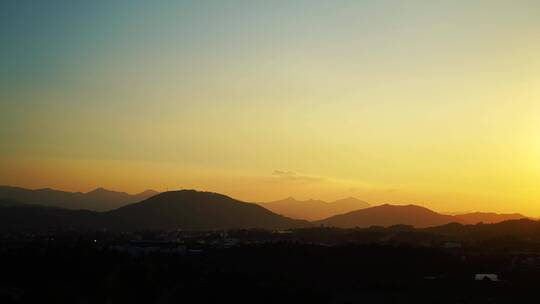 黄昏天空晚霞傍晚纯净天空群山黄色唯美夕阳