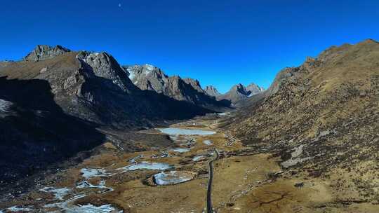 高山湖泊间蜿蜒道路的自然风光