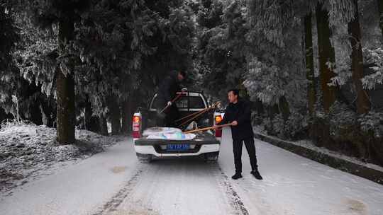 寒潮冬天下雪的村庄田野