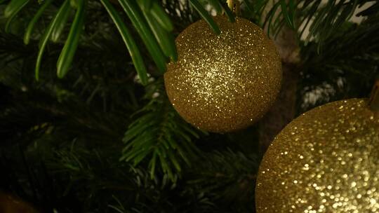 圣诞树上的彩球装饰视频素材模板下载