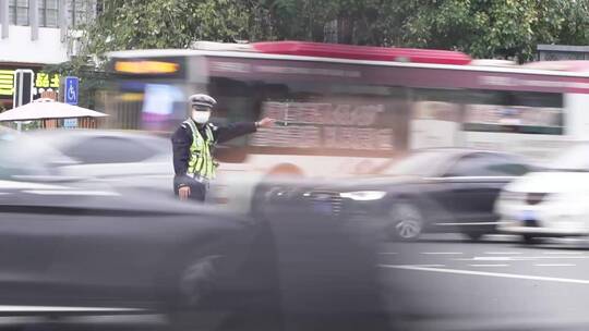 交警指挥交通