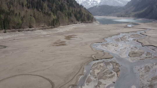 瑞士阿尔卑斯山干涸湖泊的无人机视图