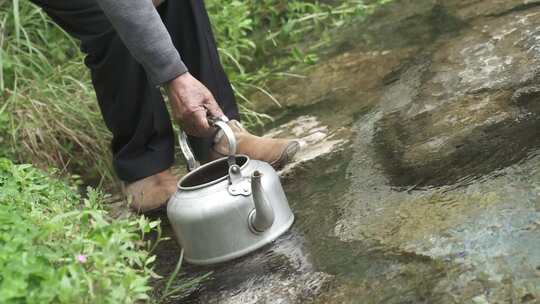 水壶溪边打水