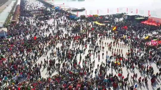 心怀闲适，从容度日，且与山水共清欢