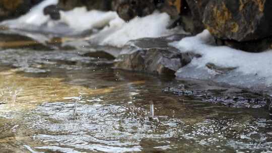 江南中式古典园林雪后屋檐水滴产生涟漪水花