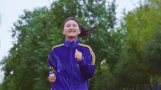 青年男女运动健身跑步身体好健康活力