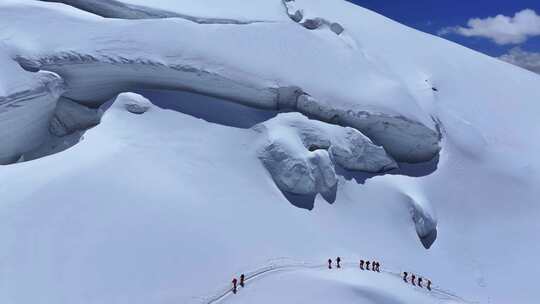 航拍冰川之父慕士塔格峰雪山冰川上的登山队