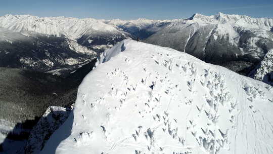 滑雪者在积雪覆盖的山上滑雪4k