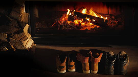 冬鞋在着火的壁炉附近烘干
