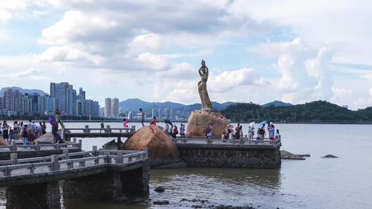 延时摄影广东珠海地标渔女雕像前游客人流