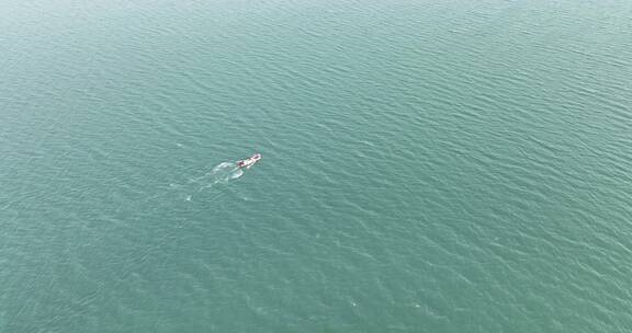 碧绿海水海面上一只行驶的渔船海上风景风光