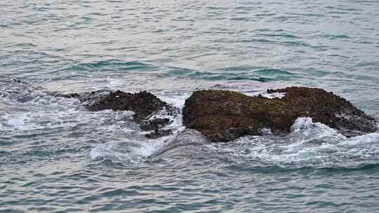 海南三亚早晨海岛海边海浪拍打礁石