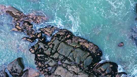 4K航拍海浪拍打岛礁 冲击岩石浪花