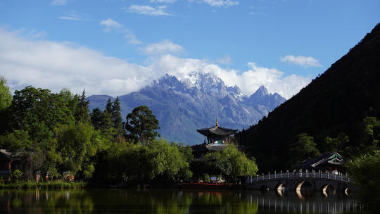 延时摄影云南丽江古城黑龙潭与玉龙雪山