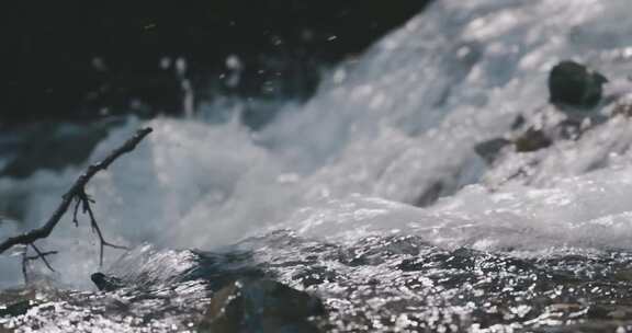 水流过岩石