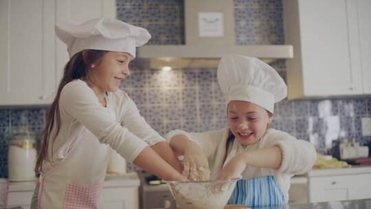 孩子们在厨房做甜品视频素材模板下载