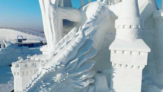 雪地上的精美城堡和龙形雪雕暴风城权利游戏