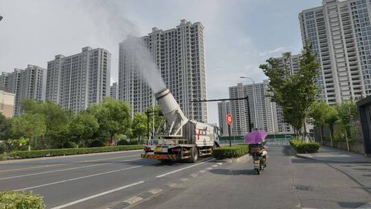 实拍杭州城市夏日高温下喷雾洒水车