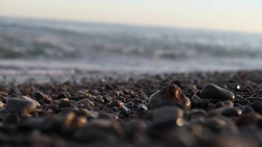 海浪涌向岸上的卵石视频素材模板下载