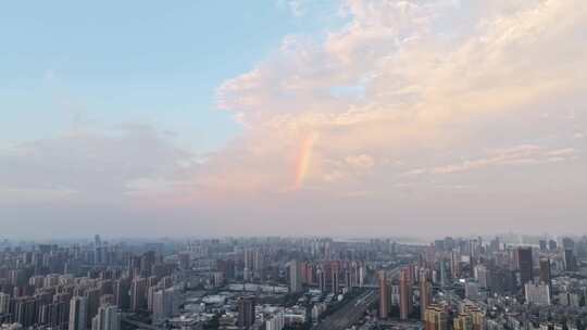 城市上空出现彩虹的壮观景象