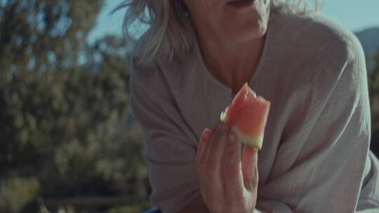 女人吃西瓜