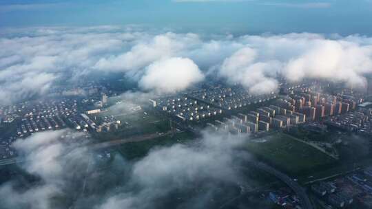 平流雾 云上看城市 云雾飘过城市