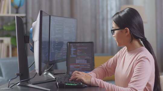 女性在使用电脑