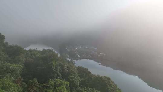 浓雾中的湖边露营地视频素材模板下载