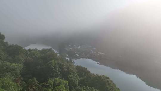 浓雾中的湖边露营地