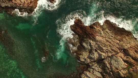 海浪与岸边岩石碰撞