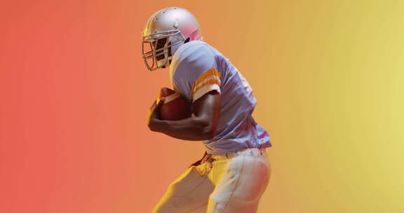 黄色到橙色背景下的非裔美国橄榄球运动员的视频