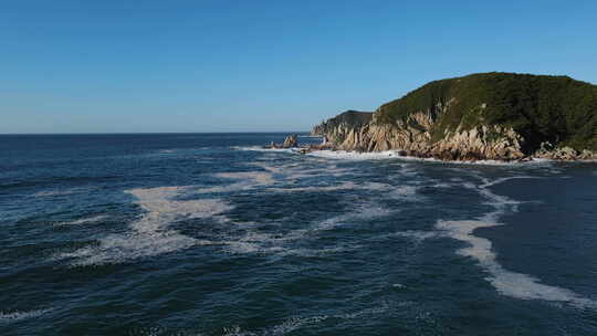 黎明时汹涌的大海波浪在岩石海岸上翻滚浪花