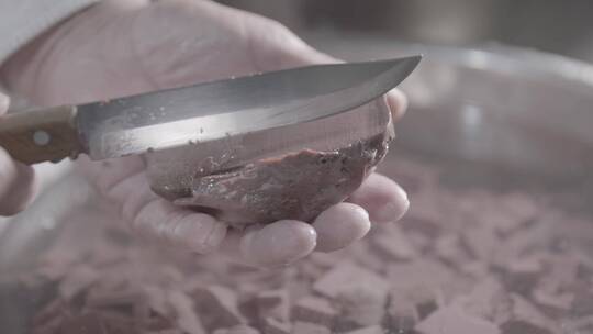 羊汤制作厨师在手掌中切割特写LOG
