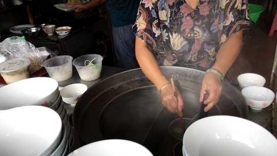 传统美食摊贩做汤粉