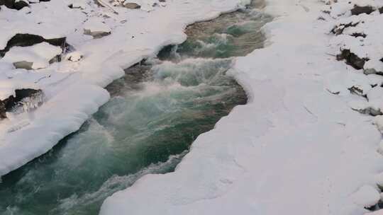 冬日冰雪覆盖下的湍急河流
