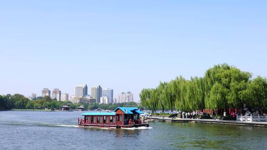 山东济南大明湖公园景区湖面景色与游船游客