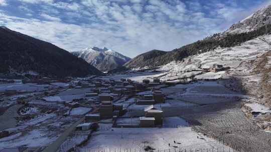 川西航拍雪后的上城子村雪景田园风光