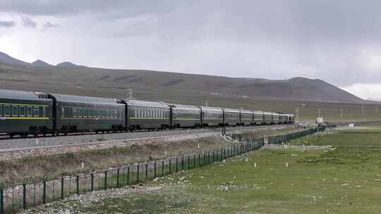 青藏铁路火车行驶画面