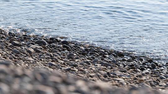 阳光下的海岸线鹅卵石