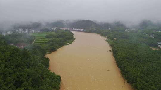 暴雨河流水位上涨河流两岸植被及建筑俯瞰