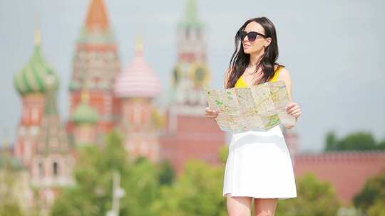 年轻旅游女性在旅行中探索城市地图