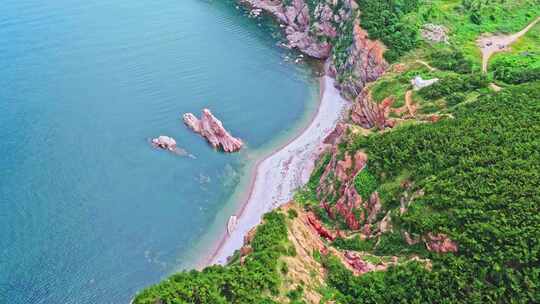 夏季大海礁石海岸线沙滩蓝天白云航拍