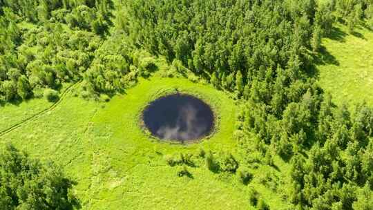 森林深处的圆形湖